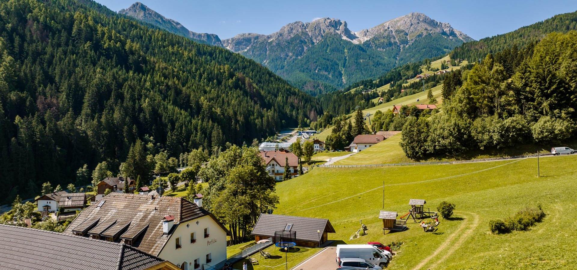 urlaub auf dem bauernhof am kronplatz suedtirol ferien mit kindern lamas in den dolomiten 1